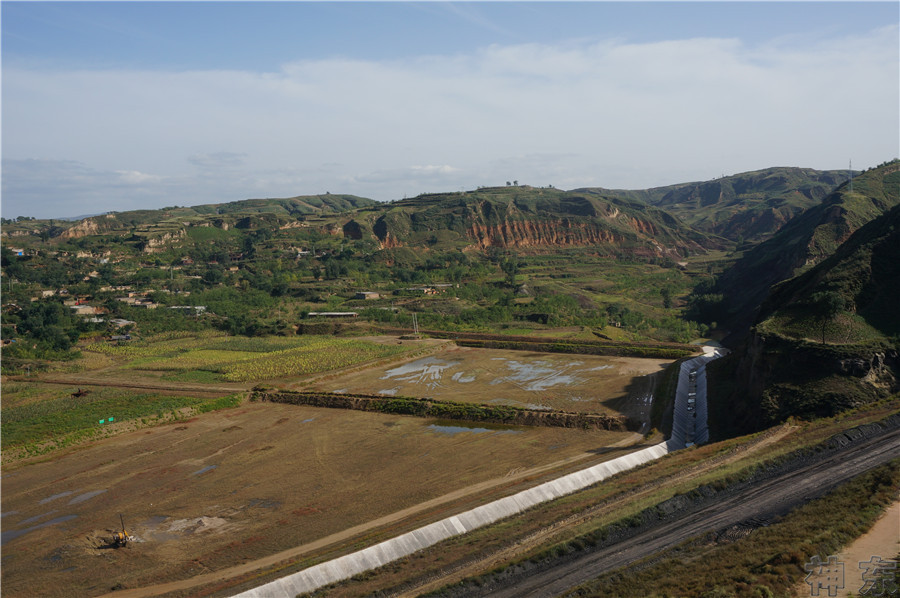 煤矸石填溝造地，千畝溝壑變良田