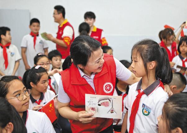 浙江永嘉縣紅十三愛心社25年，幫助4630名貧困學生