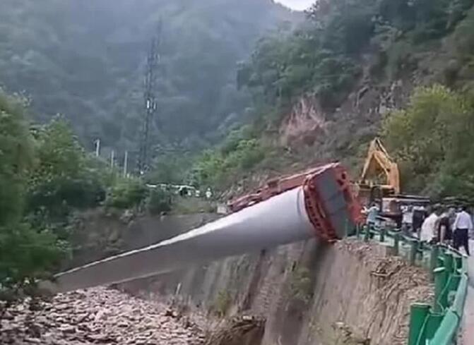 陜西寶雞隴縣：80米風(fēng)電扇葉運輸車歪倒，正救援