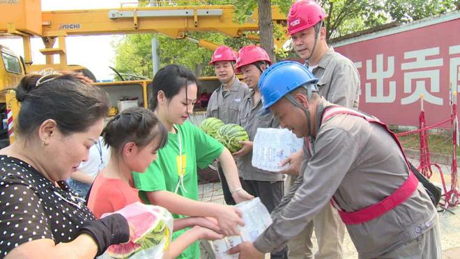 四川什邡：電力工人高溫保電忙，社區(qū)群眾熱情慰問(wèn)表感謝