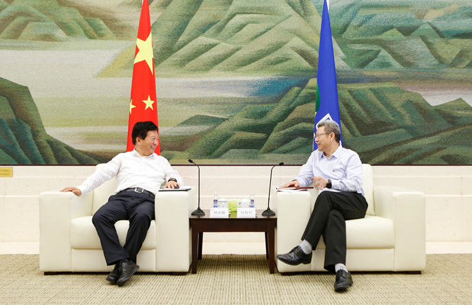 錢智民會(huì)見煙臺(tái)市委副書記、市長(zhǎng)鄭德雁
