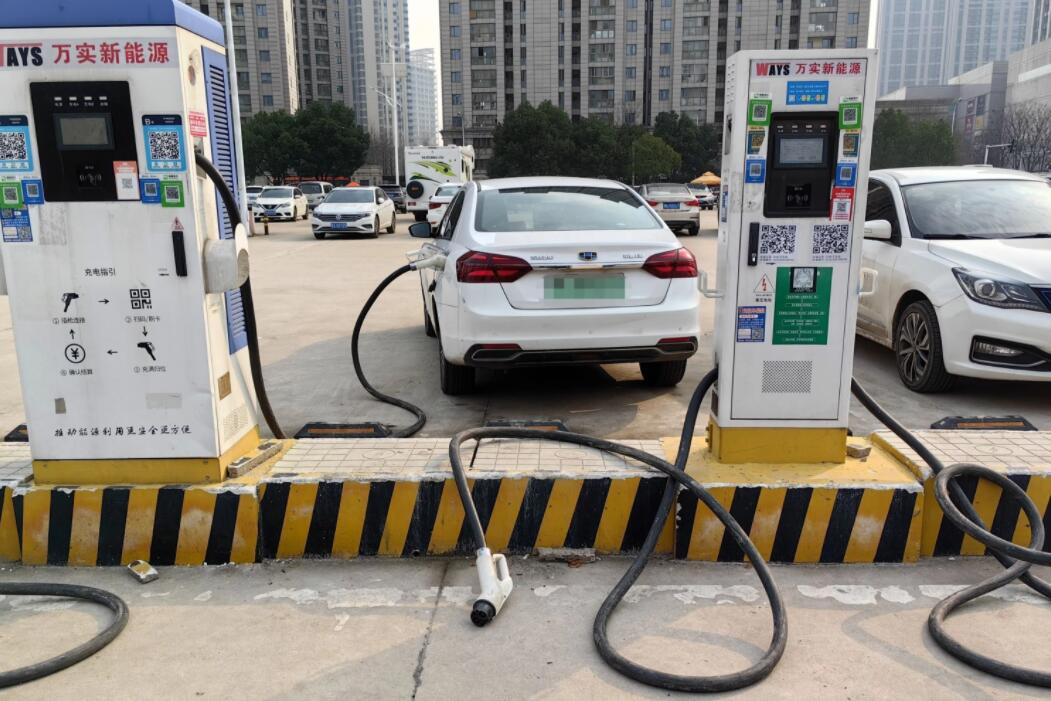 新能源車充電槍被扔積水中，對“城市家電”需多加愛護(hù)