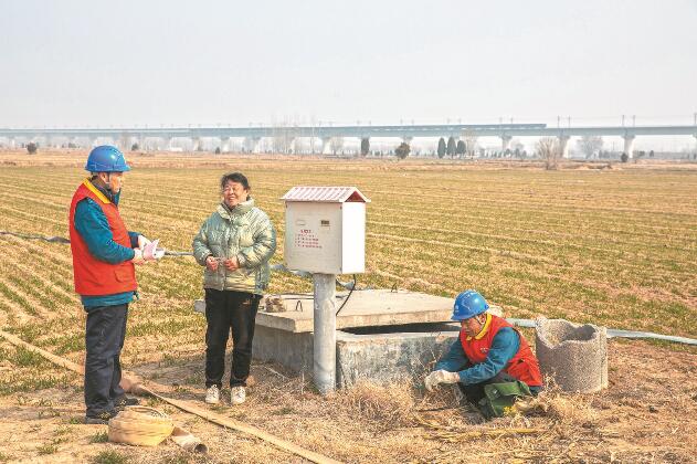 山東省梁山縣：黃河灘區(qū)上，井在地頭，電到井口