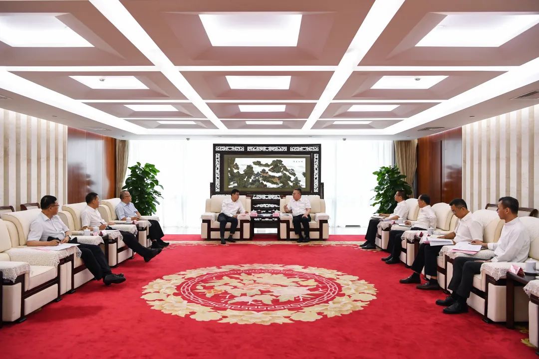 葉向東與甘肅省委常委、副省長(zhǎng)張錦剛舉行會(huì)談