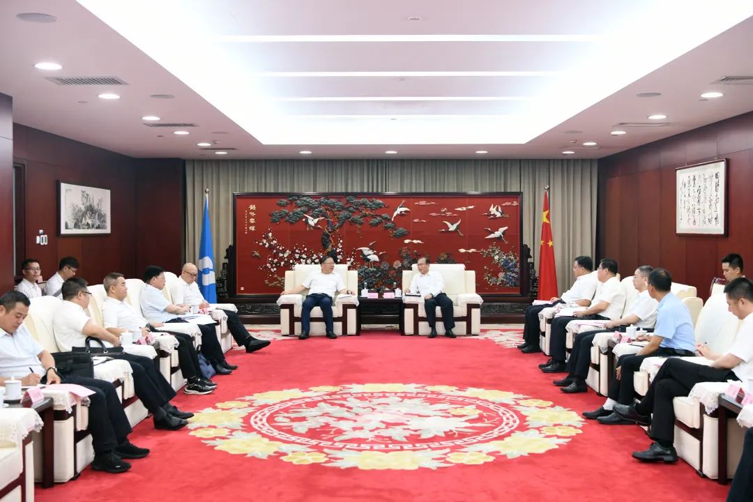 江毅與廣西壯族自治區(qū)人民政府黨組成員、國(guó)資委黨委書記秦如培舉行會(huì)談