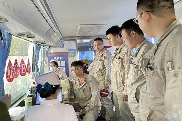 臨汾熱電公司組織“熱血與大愛同流，真情與奉獻同行”無償獻血活動