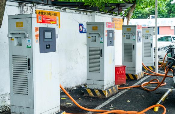 新能源汽車日漸增多，充電樁使用亂象如何管?