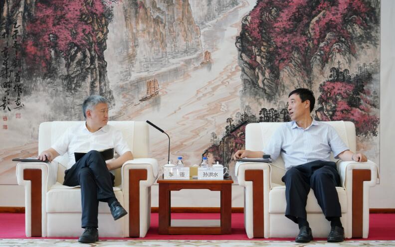 中國能建黨委副書記、總經(jīng)理孫洪水與重慶兩江投資集團黨委書記、董事長李謹會談