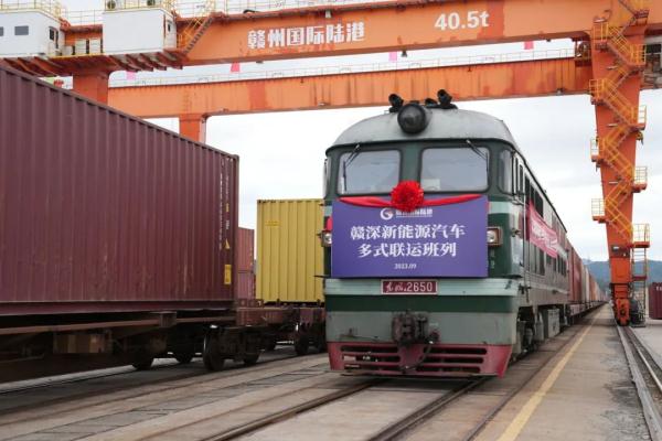 國(guó)產(chǎn)新能源汽車，坐火車“出?！?