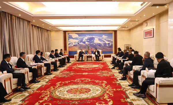 華電集團黨組書記、董事長江毅與喀什地委副書記、行署專員艾尼瓦爾·吐爾遜舉行會談