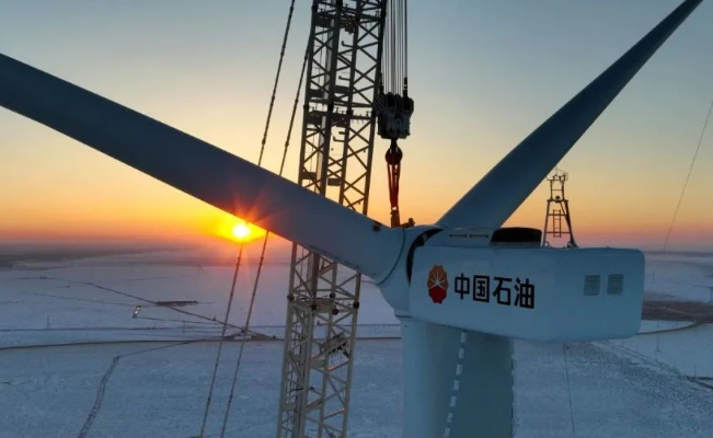 中國石油在建單體規(guī)模最大集中風(fēng)電項目——昂格55萬千瓦風(fēng)電項目首臺風(fēng)機成功吊裝！