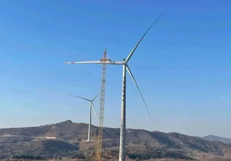 中石化起運公司營口風電項目首臺混塔圓滿吊裝！