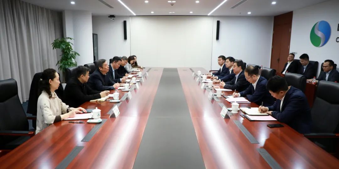 中國電氣裝備黨委書記、董事長白忠泉會見上海市經(jīng)濟和信息化委員會副主任戎之勤
