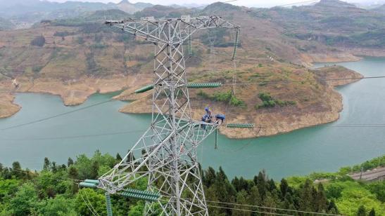 貴州興義供電局高空之上，用責(zé)任守護(hù)安全送去光明