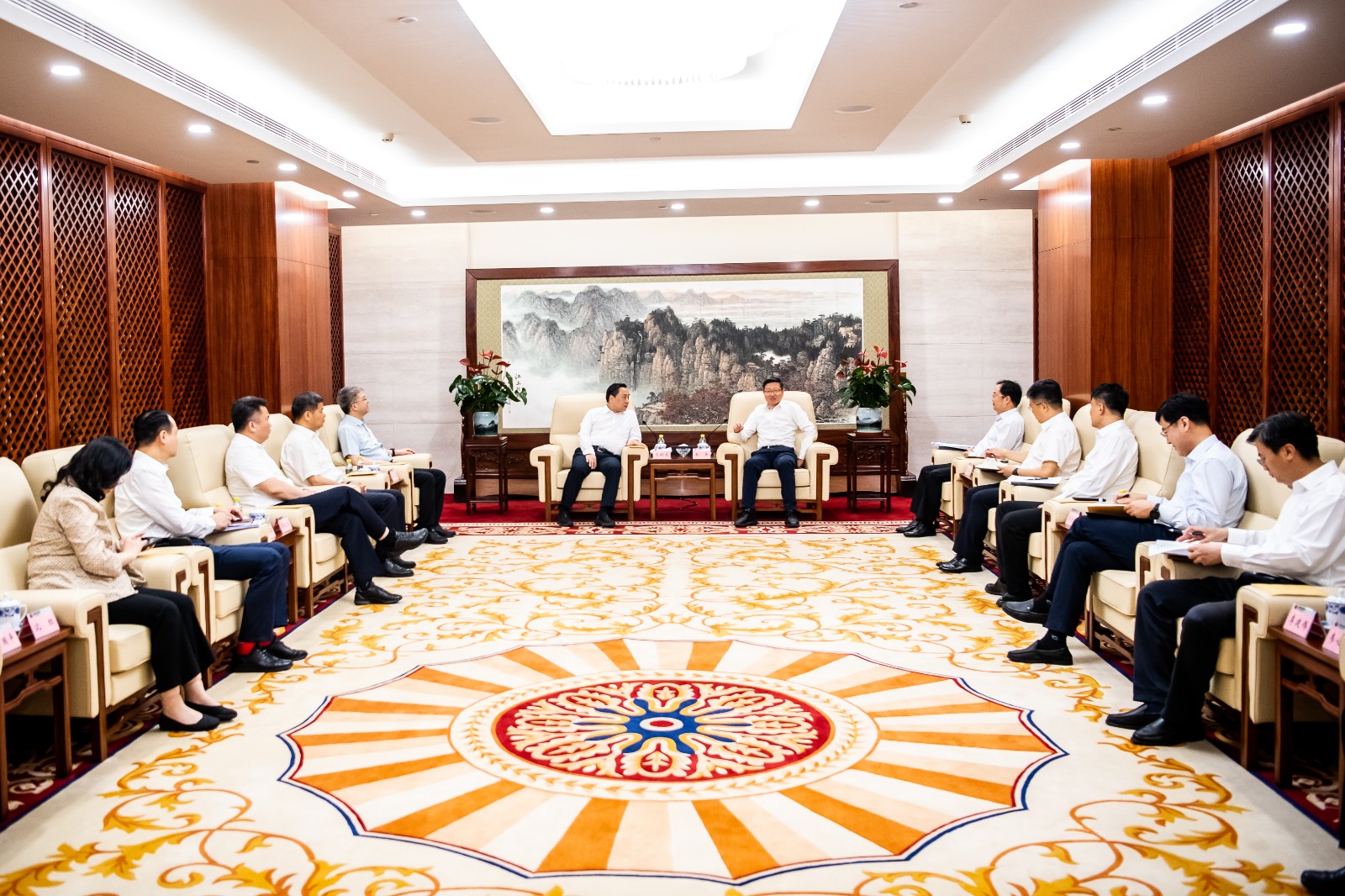 國家能源集團(tuán)公司總經(jīng)理、黨組副書記余兵會見鎮(zhèn)江市委書記馬明龍一行