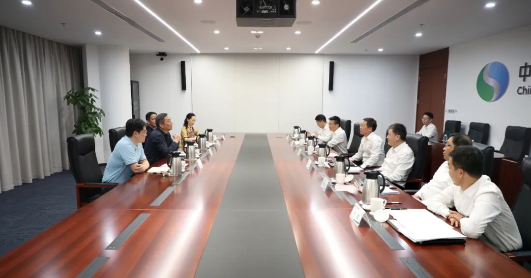 中國(guó)電氣裝備李洪鳳董事長(zhǎng)、周群總經(jīng)理會(huì)見(jiàn)上海市經(jīng)信委副主任戎之勤