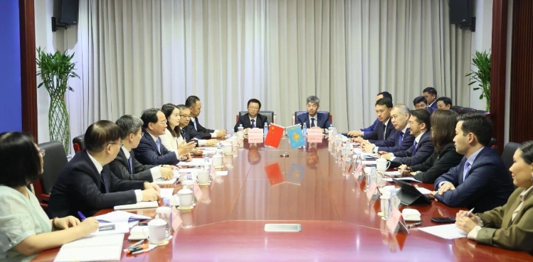 金壯龍會見哈薩克斯坦數字發(fā)展、創(chuàng)新和航空航天工業(yè)部部長扎斯蘭·馬季耶夫