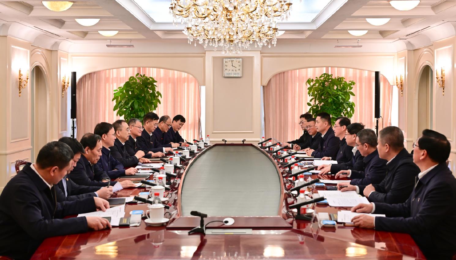 大唐集團(tuán)董事長(zhǎng)鄒磊、總經(jīng)理張傳江與中國(guó)安能董事長(zhǎng)陳奕輝、總經(jīng)理周慶豐會(huì)談